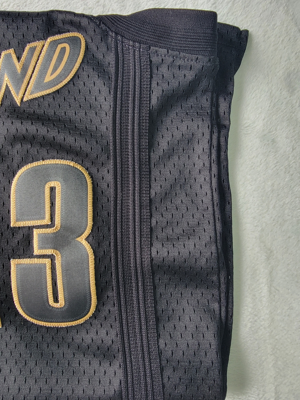 RARE ! Adidas CAVS Lebron JAMES #23 Black Gold Jersey - Picture 15 of 16